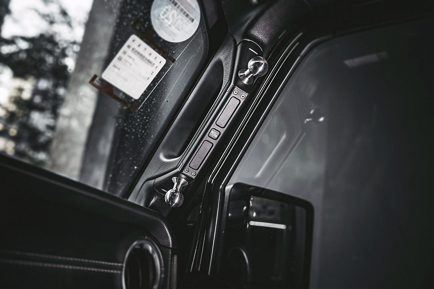 Кронштейн FURY для телефона на ручку стойки Jeep Wrangler JL