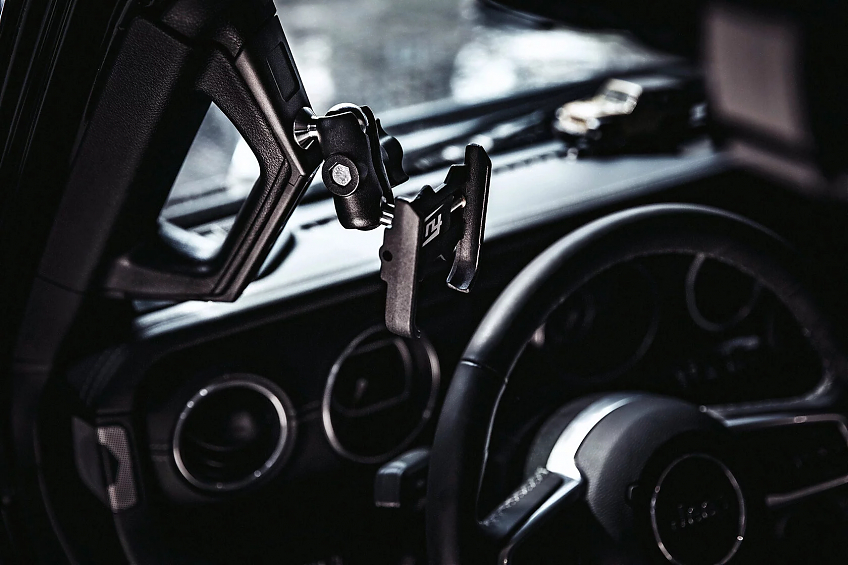 Кронштейн FURY для телефона на ручку стойки Jeep Wrangler JL