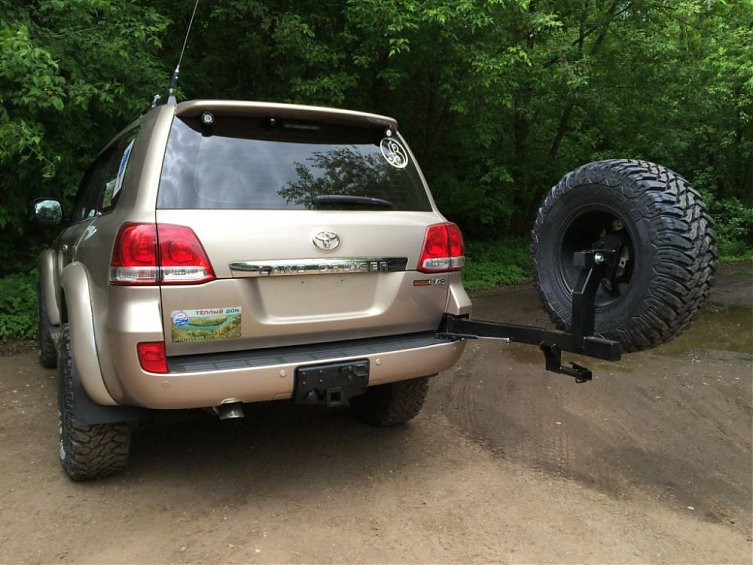 Калитка РИФ с квадратом под фаркоп в штатный задний бампер Toyota Land Cruiser 200