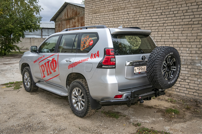 Бампер РИФ силовой задний Toyota Land Cruiser Prado 150 c квадратом под фаркоп, калиткой, подсветкой номера