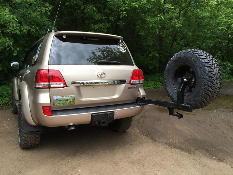 Калитка РИФ с фаркопом в штатный задний бампер Тойота Ленд Крузер 200 (под штатное колесо) с подсветкой номера