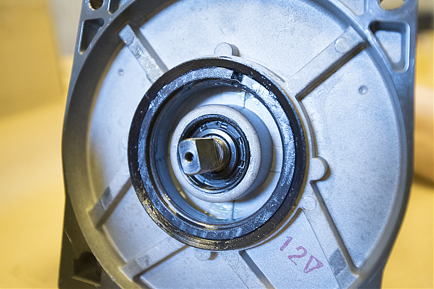 Лебедка автомобильная электрическая 12V CM12000S с синтетическим тросом