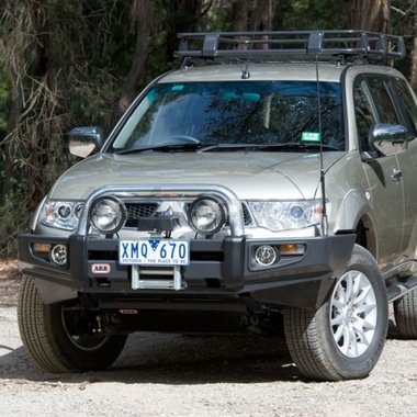 Бампер силовой передний ARB Sahara для Mitsubishi Pajero Sport с 2010 до 2013 года.