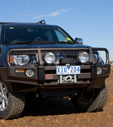 Бампер передний силовой Deluxe для Mitsubishi L200 (1986-2005)