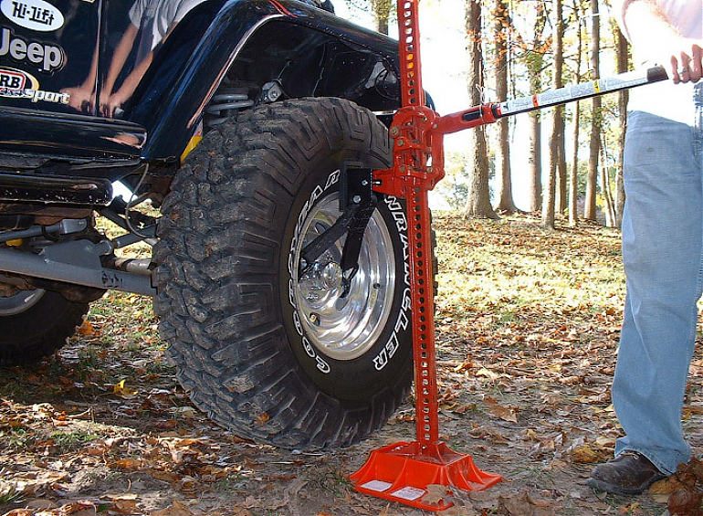 Устройство для подъёма автомобиля за колесо Tplus домкратом Hi-Lift