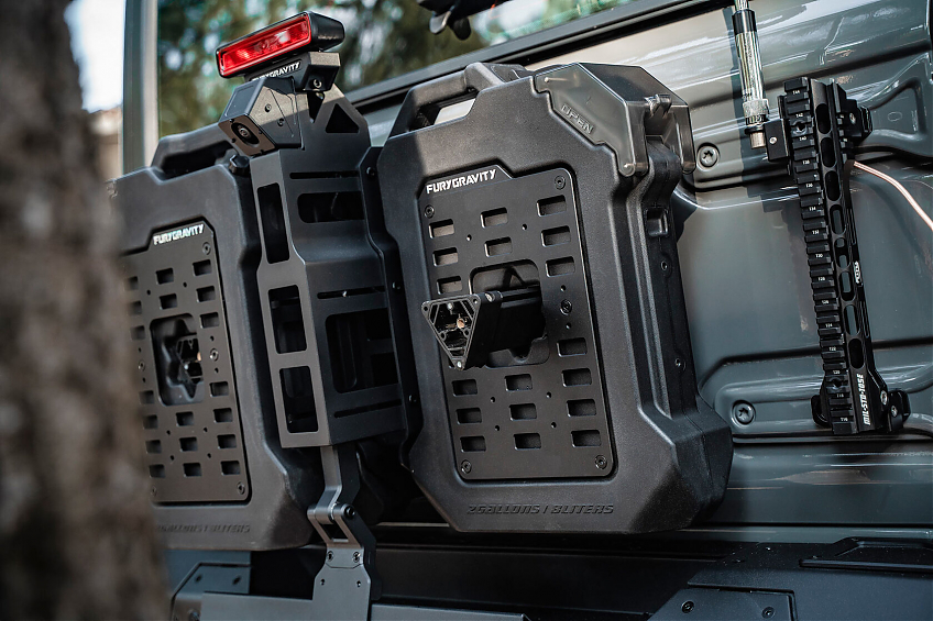 Крепление канистр к задней двери с 2 канистрами FURY для Jeep Wrangler JL
