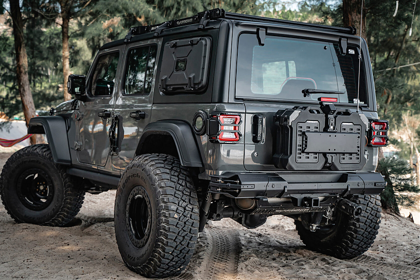 Крепление канистр к задней двери с 2 канистрами FURY для Jeep Wrangler JL