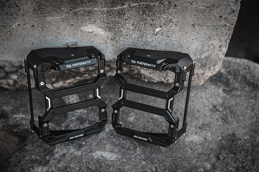 Алюминиевая защита заднего фонаря FURY серии Awaken для Jeep Wrangler JL (Чёрная)