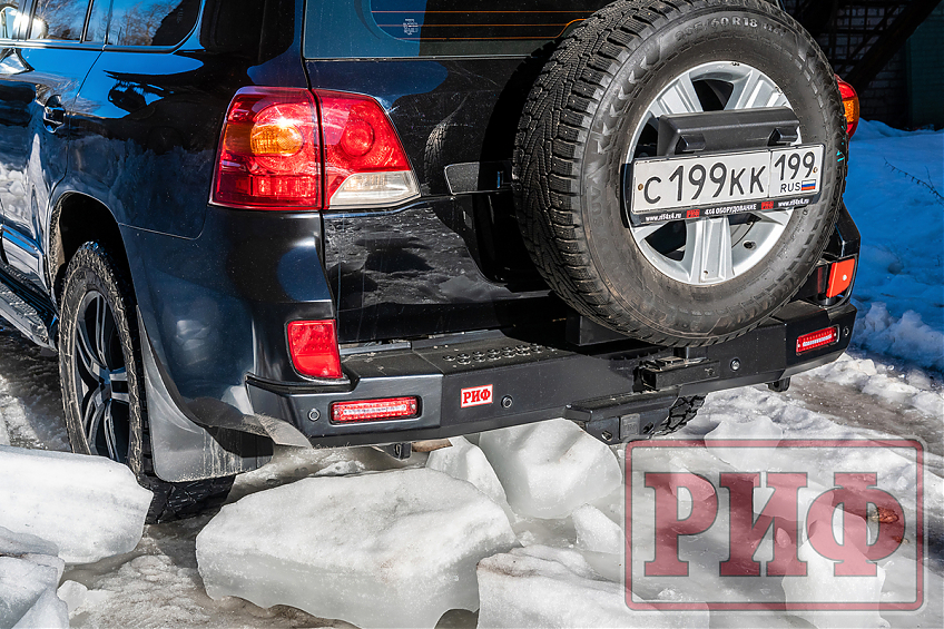 Бампер РИФ силовой задний Toyota Land Cruiser 200 2012-2015 с квадратом под фаркоп, калиткой, фонарями, подсветкой номера, стандарт