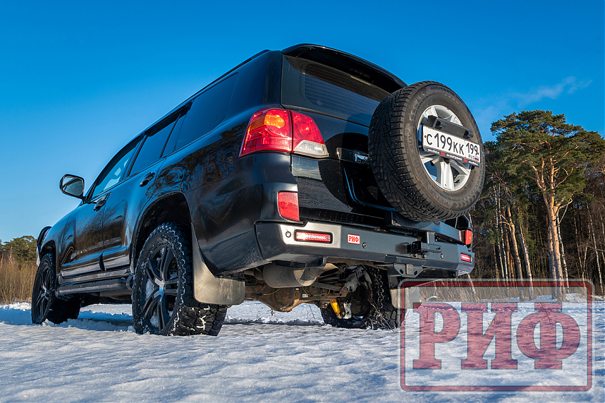 Бампер РИФ силовой задний Toyota Land Cruiser 200 2012-2015 с квадратом под фаркоп, калиткой, фонарями, подсветкой номера, стандарт