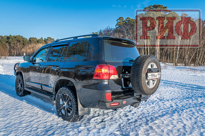 Бампер РИФ силовой задний Toyota Land Cruiser 200 2012-2015 с квадратом под фаркоп, калиткой, фонарями, подсветкой номера, стандарт