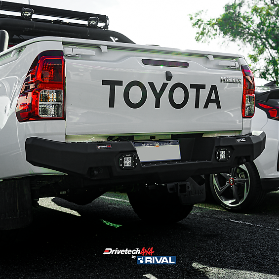 Бампер задний силовой алюминиевый Rival (черный) для Toyota Hilux Revo/Vigo