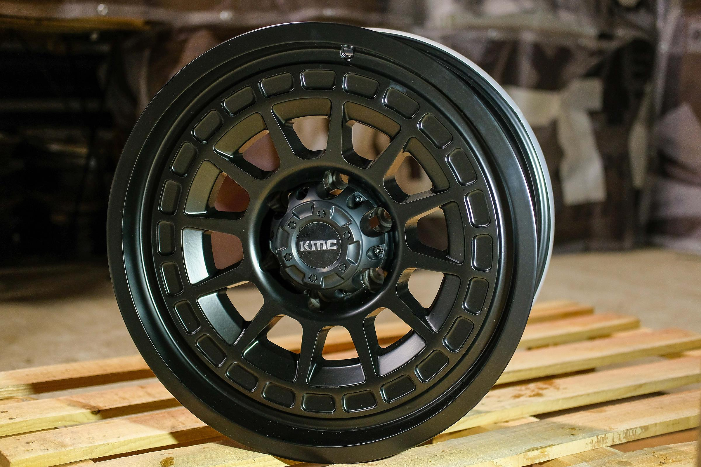 ДИСК АВТОМОБИЛЬНЫЙ АЛЮМИНИЕВЫЙ ЛИТОЙ KMC CANYON (Реплика) 18х9 ET+10 6X139.7 ЦО-110,1