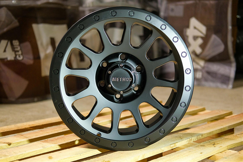 ДИСК АВТОМОБИЛЬНЫЙ АЛЮМИНИЕВЫЙ ЛИТОЙ  METHOD MR305 (Реплика) 17х9 ET-0 6X139.7 ЦО-110,1