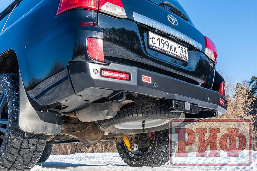 Бампер РИФ силовой задний Toyota Land Cruiser 200 2012-2015 с квадратом под фаркоп и фонарями