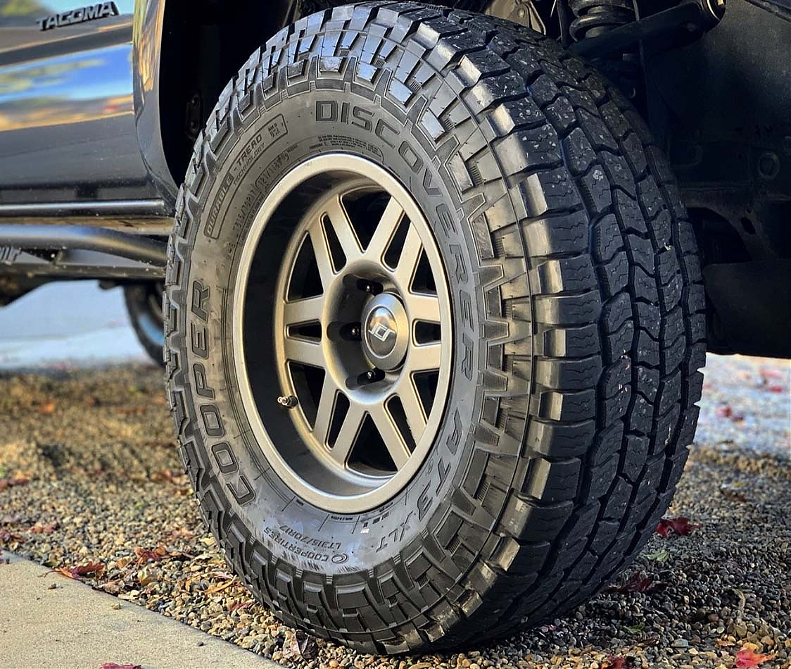 Шина всесезонная Cooper Discoverer AT3 XLT 285/65 R18 125/122 S Шина всесезонная Cooper Discoverer AT3 XLT 285/65 R18 125/122 S